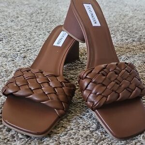 STUNNING STEVE MADDEN PALAS Woven Slides